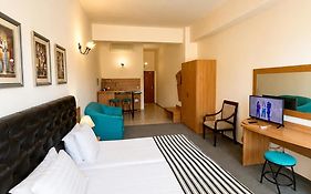 Lotus Family Hotel - Free Parking