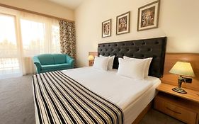 Lotus Family Hotel - Free Parking